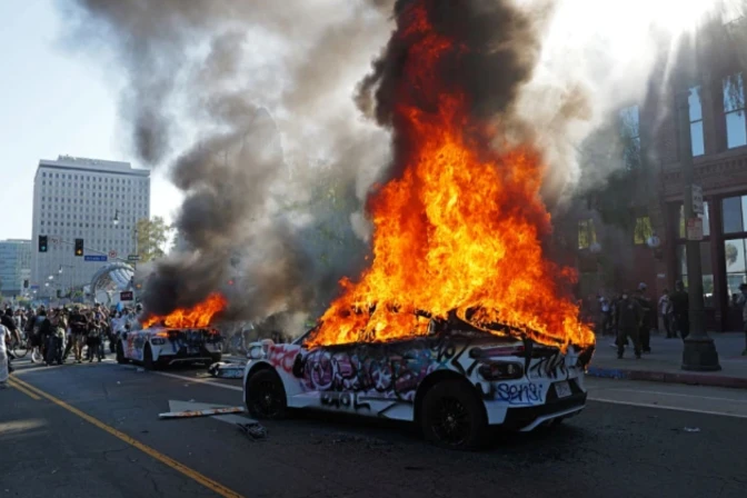 Autos de Waymo incendiados
