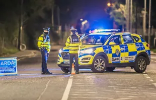 Vehículo policial en Finglas, al norte de Dublín. Crédito: Damien Storan - Shutterstock