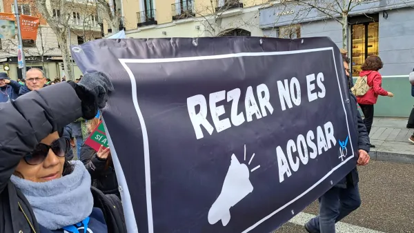 Pancarta reivindica el derecho a rezar cerca de los negocios de aborto. Crédito: Nicolás de Cárdenas