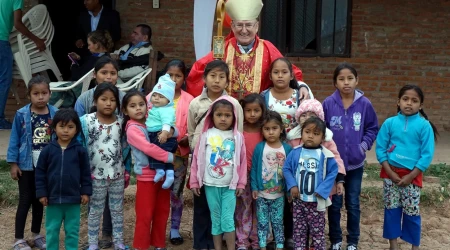 El obispo misionero Mons. Nicolás Castellanos, junto a un grupo de niños en Bolivia.