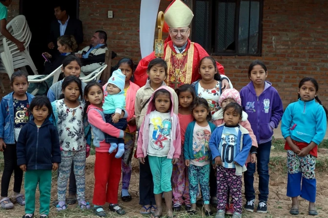 El obispo misionero Mons. Nicolás Castellanos, junto a un grupo de niños en Bolivia.