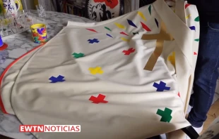 Casulla diseñada por Jean-Charles de Castelbajac para los celebrantes en la reapertura de la Catedral de Notre Dame. Crédito: EWTN Noticias.