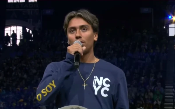 Christopher Pantelakis le hace una pregunta al Papa León XIV el 21 de noviembre de 2025 en el Centro Nacional de la Juventud Cristiana (NCYC) de Indianápolis. Crédito: Captura de pantalla del YouTube de EWTN
