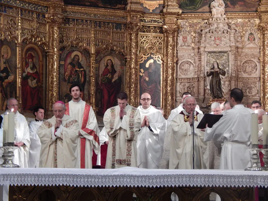 Cardenal Antonio Cañizares y Mons. García Burillo durante celebración del V Centenario de Santa Teresa en la catedral de Ávila. FOTO: ACI Prensa