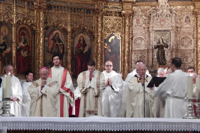 Cardenal Cañizares y miles de peregrinos se unen a celebraciones en Ávila por Santa Teresa