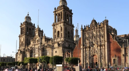 Catedral en CDMX protesta por mensajes pro aborto proyectados en su fachada
