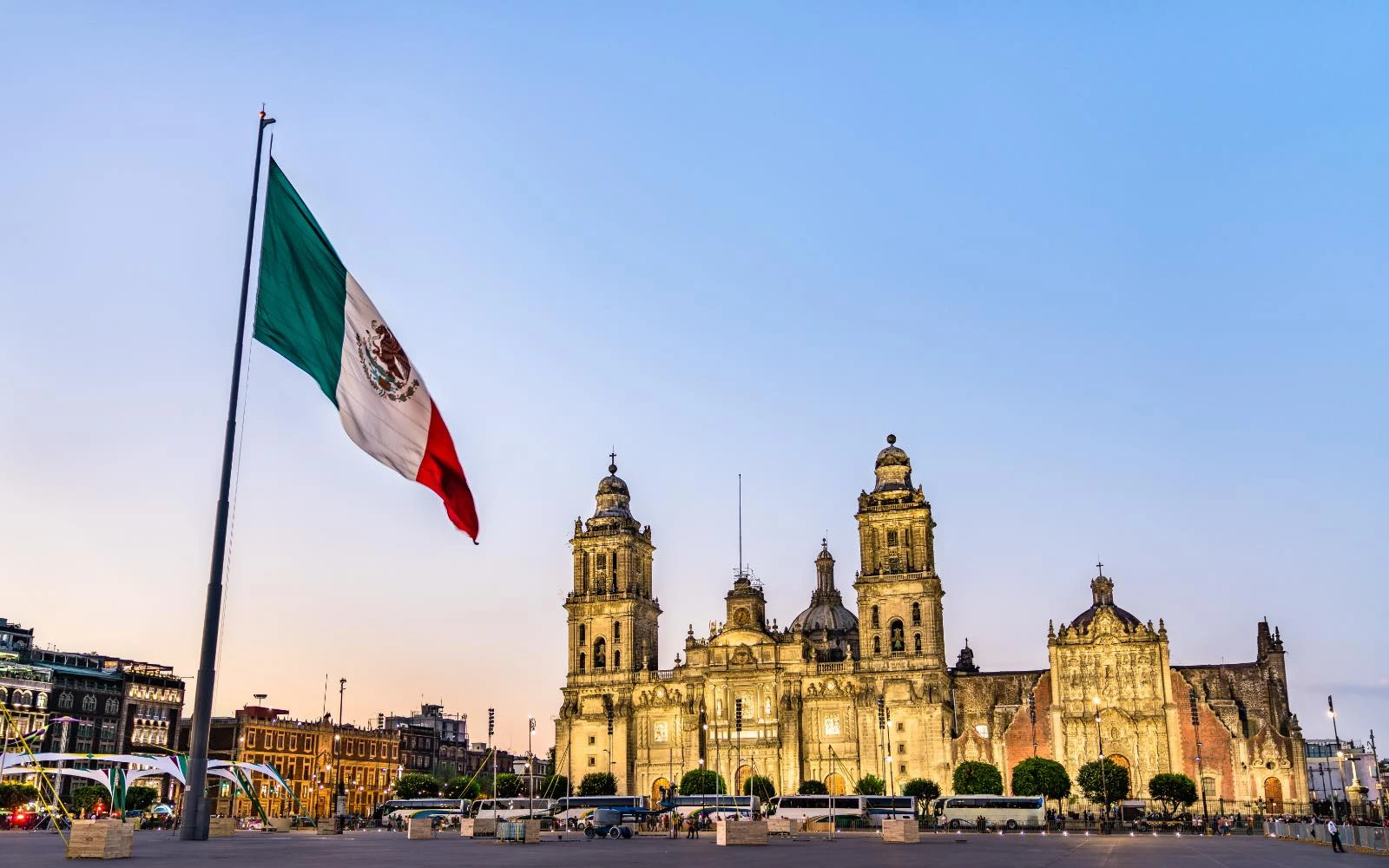 Catedral Metropolitana de la Arquidiócesis Primada de México vista desde la Plaza de la Constitución, conocida como "Zócalo", en el centro de Ciudad de México.?w=200&h=150