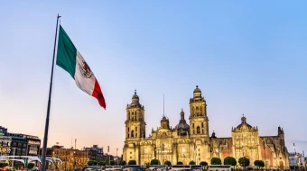 Catedral Metropolitana de la Arquidiócesis Primada de México vista desde la Plaza de la Constitución, conocida como "Zócalo", en el centro de Ciudad de México.
