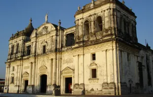 Denuncian que la dictadura de Nicaragua hace eventos en los atrios de las iglesias católicas, como el ring de box que pusieron afuera de la Catedral de León. Crédito: Dominio público.