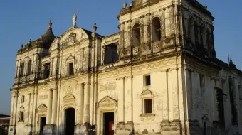 Denuncian que la dictadura de Nicaragua hace eventos en los atrios de las iglesias católicas, como el ring de box que pusieron afuera de la Catedral de León.