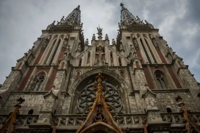 Fachada de la Catedral de San Nicolás en Kiev (Ucrania).