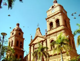 Iglesia Católica lamenta hechos de vandalismo en la catedral de Santa Cruz