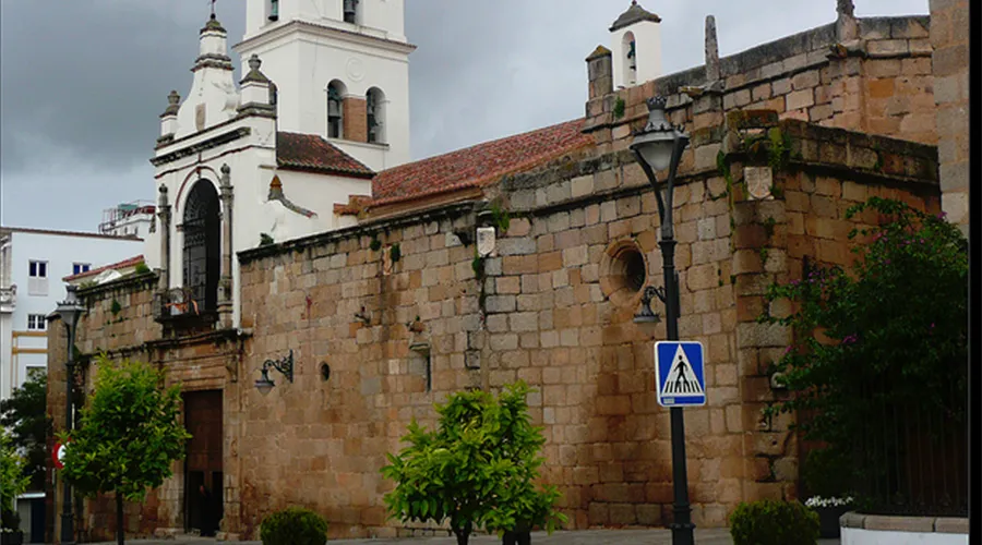 Fachada de la catedral de Mérida. Crédito: Diócesis de Mérida-Badajoz.