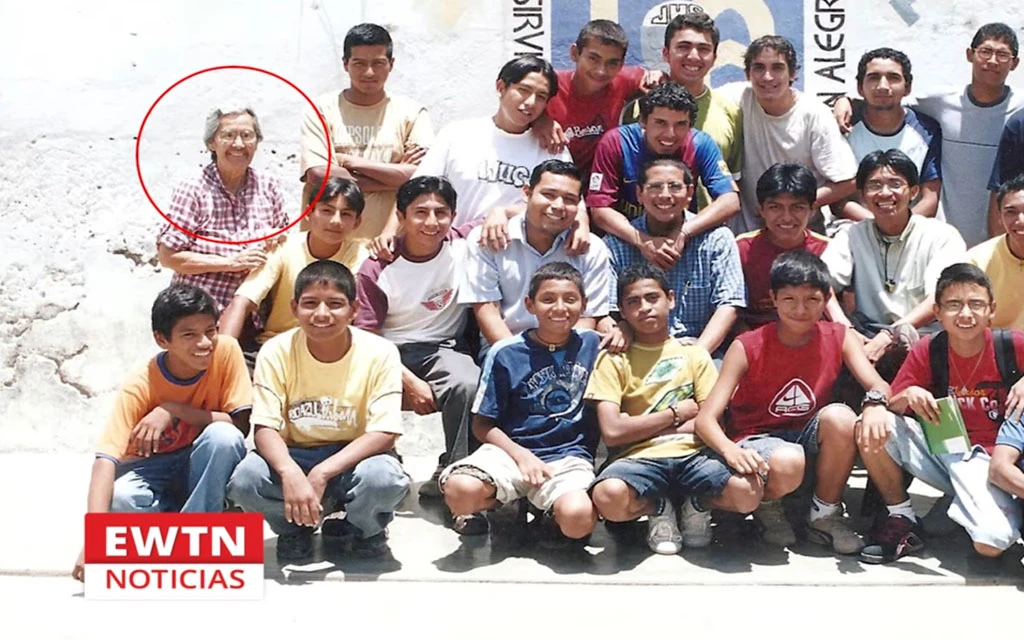 Elsa Uribe Montero y un grupo de acólitos en Pisco, Perú.?w=200&h=150