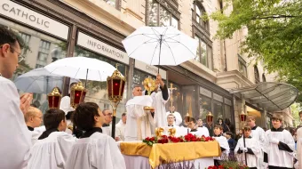 Más de 1.000 católicos asisten a la procesión eucarística en Washington DC, el 18 de mayo de 2024.