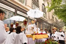 Más de 1.000 católicos asisten a la procesión eucarística en Washington DC, el 18 de mayo de 2024.