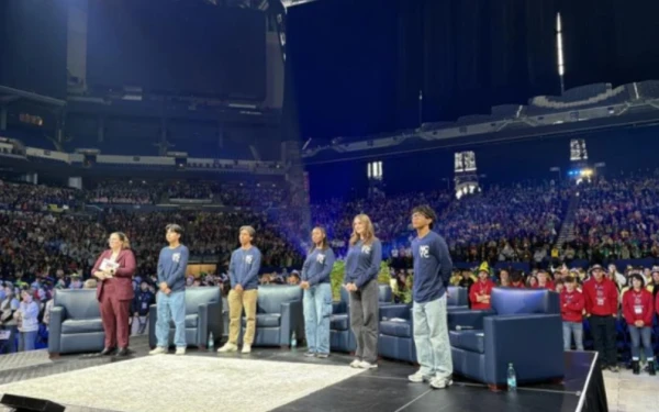 La moderadora Katie McGrady y los jóvenes Ezequiel Ponce, Chris Pantelakis, Mia Smothers, Elise Wing y Micah Alcisto conversan con el Papa León XIV durante un encuentro digital en directo desde el Lucas Oil Stadium el 21 de noviembre de 2025. Crédito: Tessa Gervasini / CNA