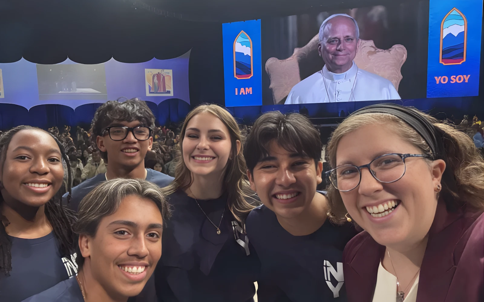 Los adolescentes Mia Smothers, Ezequiel Ponce, Micah Alcisto, Elise Wing y Chris Pantelakis, junto con la moderadora Katie McGrady, se toman una selfie con el Papa León XIV durante un encuentro digital en directo en el Lucas Oil Stadium el 21 de noviembre de 2025.?w=200&h=150
