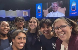Los adolescentes Mia Smothers, Ezequiel Ponce, Micah Alcisto, Elise Wing y Chris Pantelakis, junto con la moderadora Katie McGrady, se toman una selfie con el Papa León XIV durante un encuentro digital en directo en el Lucas Oil Stadium el 21 de noviembre de 2025. Crédito: Foto cortesía de Katie McGrady