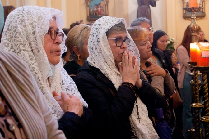 Católicas con mantilla.