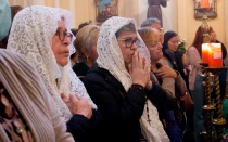 Unas mujeres con mantilla participan el 2 de agosto de 2024 en la Misa celebrada en la iglesia Nuestra Señora de los Ángeles – La Porciúncula, en Bogotá.
