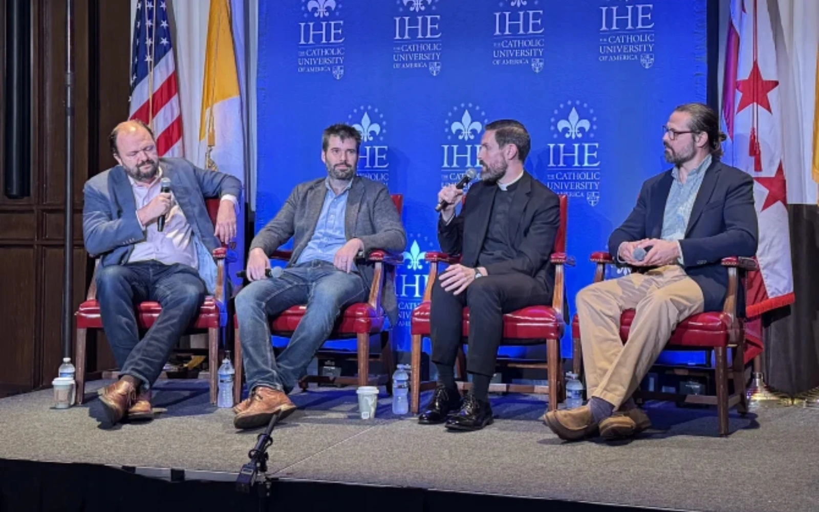 De izquierda a derecha: Ross Douthat, investigador de medios del Instituto de Ecología Humana; Will Wilson, director ejecutivo de la empresa de inteligencia artificial Antithesis; el P. Michael Baggot, LC, profesor de bioética en el Pontificio Ateneo Regina Apostolorum de Roma; y Brian J. A. Boyd, director del Centro de Ética y Justicia Económica de la Universidad Loyola de Nueva Orleans.?w=200&h=150