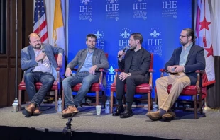 De izquierda a derecha: Ross Douthat, investigador de medios del Instituto de Ecología Humana; Will Wilson, director ejecutivo de la empresa de inteligencia artificial Antithesis; el P. Michael Baggot, LC, profesor de bioética en el Pontificio Ateneo Regina Apostolorum de Roma; y Brian J. A. Boyd, director del Centro de Ética y Justicia Económica de la Universidad Loyola de Nueva Orleans. Crédito: Tessa Gervasini/CNA