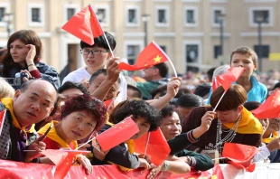 Fieles católicos de China en la Plaza de San Pedro en el Vaticano. Crédito: Daniel Ibáñez / EWTN News.