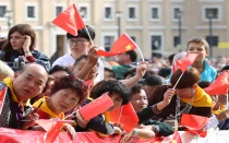 Fieles católicos de China en la Plaza de San Pedro en el Vaticano.