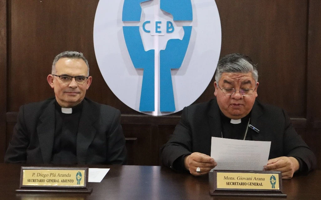 Mons. Giovani Arana, secretario general de la CEB, lee el mensaje de los obispos de Bolivia ante la segunda vuelta del 19 de octubre.?w=200&h=150
