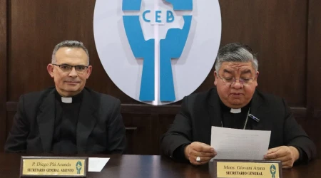 Mons. Giovani Arana, secretario general de la CEB, lee el mensaje de los obispos de Bolivia ante la segunda vuelta del 19 de octubre.