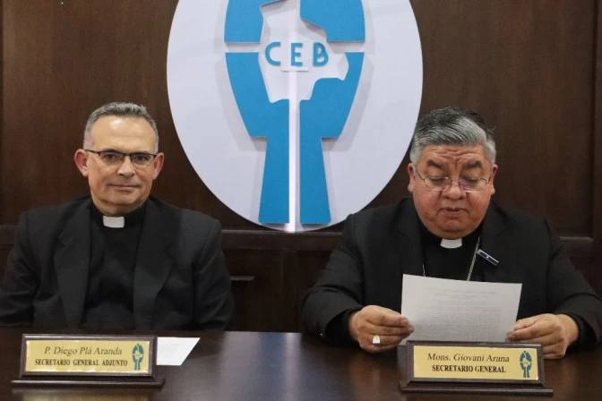 Mons. Giovani Arana, secretario general de la CEB, lee el mensaje de los obispos de Bolivia ante la segunda vuelta del 19 de octubre.