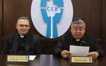 Mons. Giovani Arana, secretario general de la CEB, lee el mensaje de los obispos de Bolivia ante la segunda vuelta del 19 de octubre.