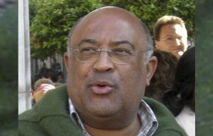 El exsacerdote Cecili Buele i Ramis confiesa niños, dice homilías y bautiza en la sierra norte del Perú. Crédito: Paucabot / Wikimedia Commons (CC BY-SA 3.0)