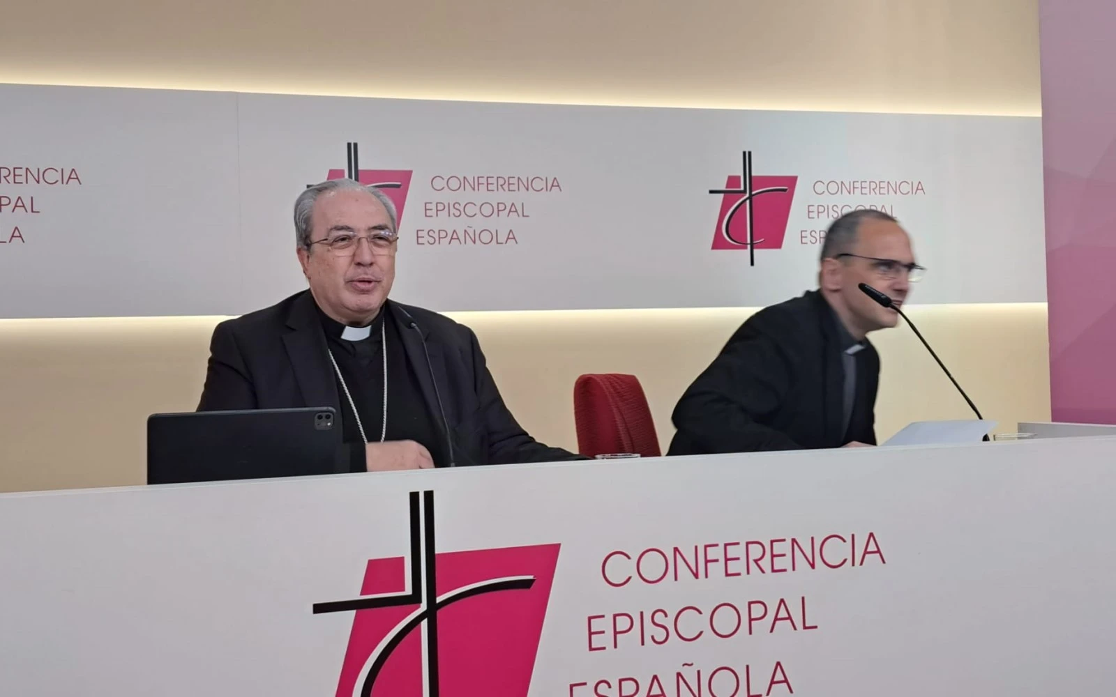 El secretario general y portavoz de la CEE, Mons. Francisco César García Magán (i).?w=200&h=150