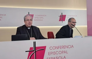 El secretario general y portavoz de la CEE, Mons. Francisco César García Magán (i). Crédito: Nicolás de Cárdenas / ACI Prensa