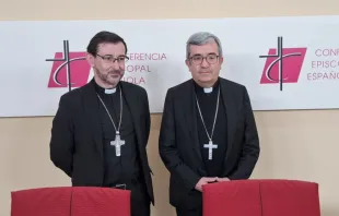 El presidente de la Conferencia Episcopal Española, Mons. Luis Argüello (d) y el vicepresidente, Cardenal José Cobo (i). Crédito: Nicolás de Cárdenas / ACI Prensa.