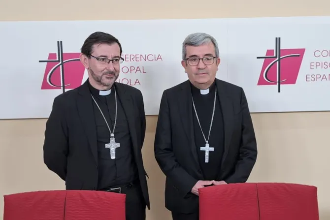 El presidente de la Conferencia Episcopal Española, Mons. Luis Argüello (d) y el vicepresidente, Cardenal José Cobo (i).
