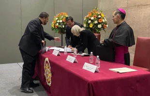 Firma de convenio. Crédito: Universidad Pontifica de México