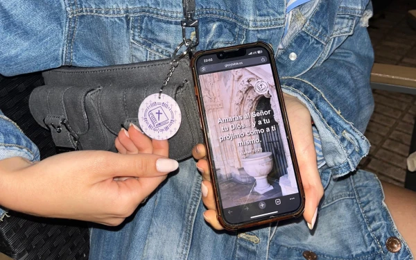 Modelo llavero de Glory Bible Bracelets. Crédito: Cedida C. Alonso.