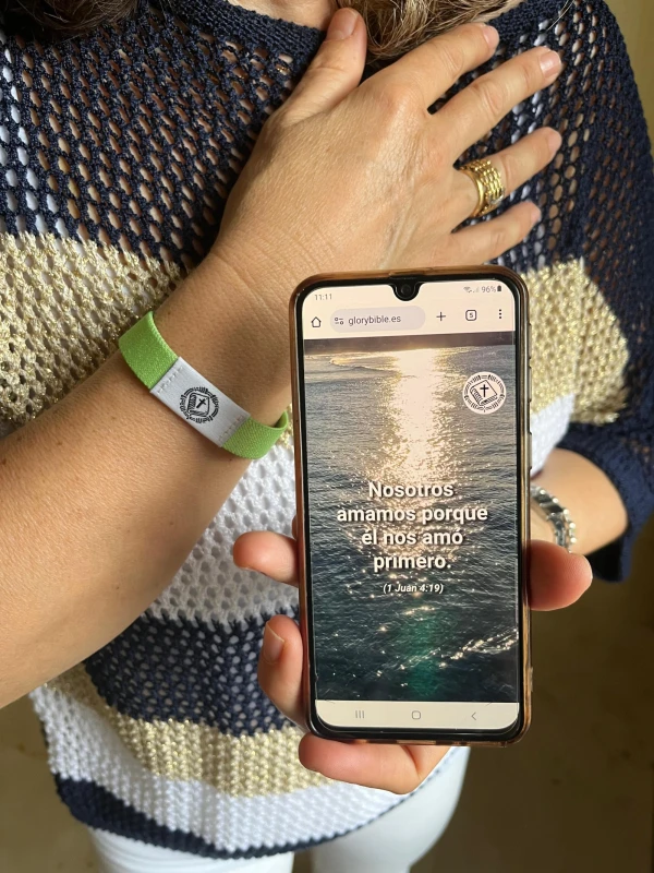 Glory Bible Bracelets ofrece un versículo al acercar el teléfono a la pulsera. Crédito: Cedida C. Alonso.