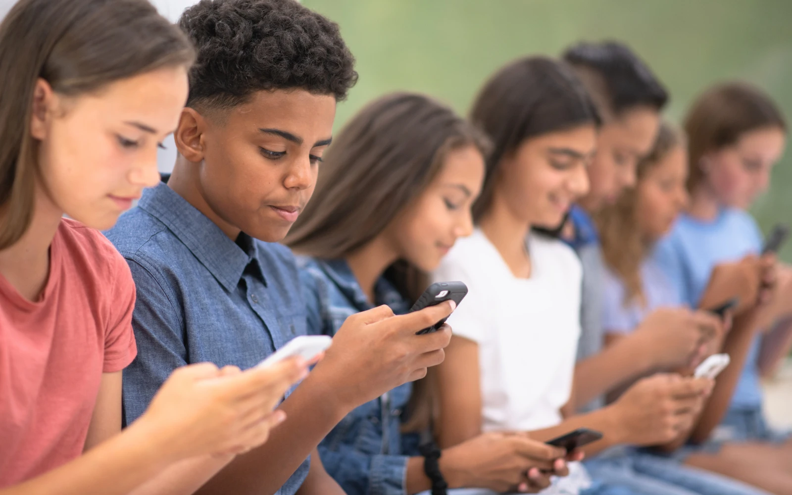 Imagen referencial de jóvenes en su celular.?w=200&h=150