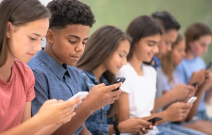 Imagen referencial de jóvenes en su celular. Crédito: FatCamera / Canva