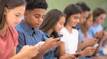 Cardenal mexicano advierte escenarios donde el celular afecta a los católicos