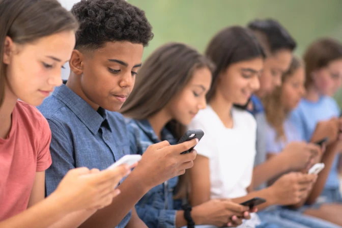 Cardenal mexicano advierte escenarios donde el celular afecta a los católicos