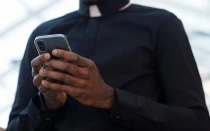 Imagen referencial de un sacerdote en redes sociales.