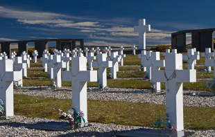 Cementerio de Darwin, donde descansan los restos de los caídos en la Guerra de Malvinas Crédito: Chris Harris/Flickr (CC BY-SA 2.0 DEED)