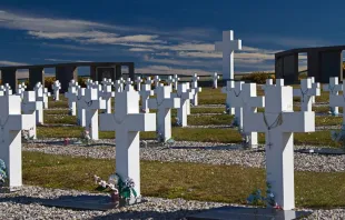 Cementerio de Darwin, donde descansan los restos de los caídos en la Guerra de Malvinas Crédito: Chris Harris/Flickr (CC BY-SA 2.0 DEED)