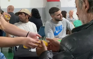 Cena de Navidad en la Parroquia Santa Magdalena Sofía Barat Crédito: Captura de YouTube - Canal Orbe 21 (Arzobispado de Buenos Aires)