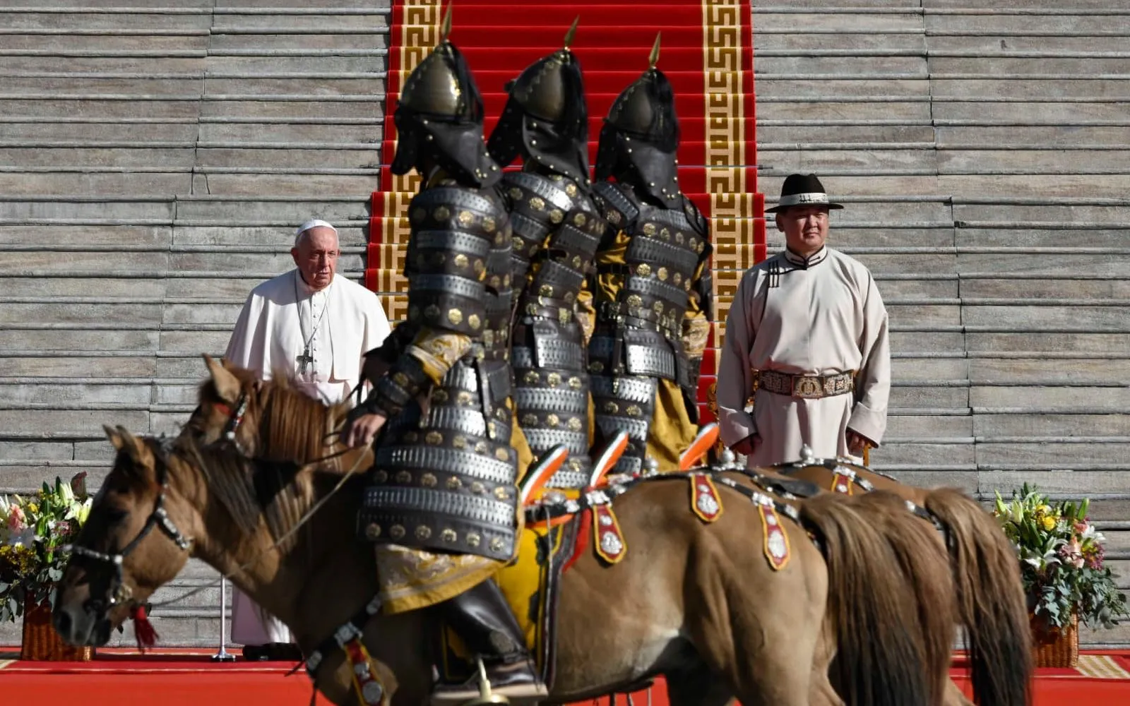 El Papa Francisco junto al presidente de Mongolia, Ukhnaagiin Khürelsükh, en ceremonia de bienvenida en la plaza Sükhbaatar.?w=200&h=150